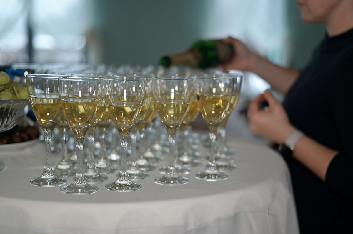 Festdukkede borde med vinflasker og glas til en confirmationsfest